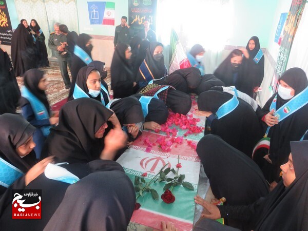 تشییع پیکر شهید گمنام در دبیرستان دخترانه زینبیه شهر دلوار