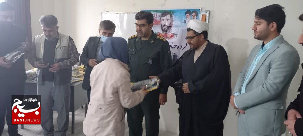اهدای چادر توسط سپاه ناحیه گچساران به دانش آموزان علاقه مند به حجاب