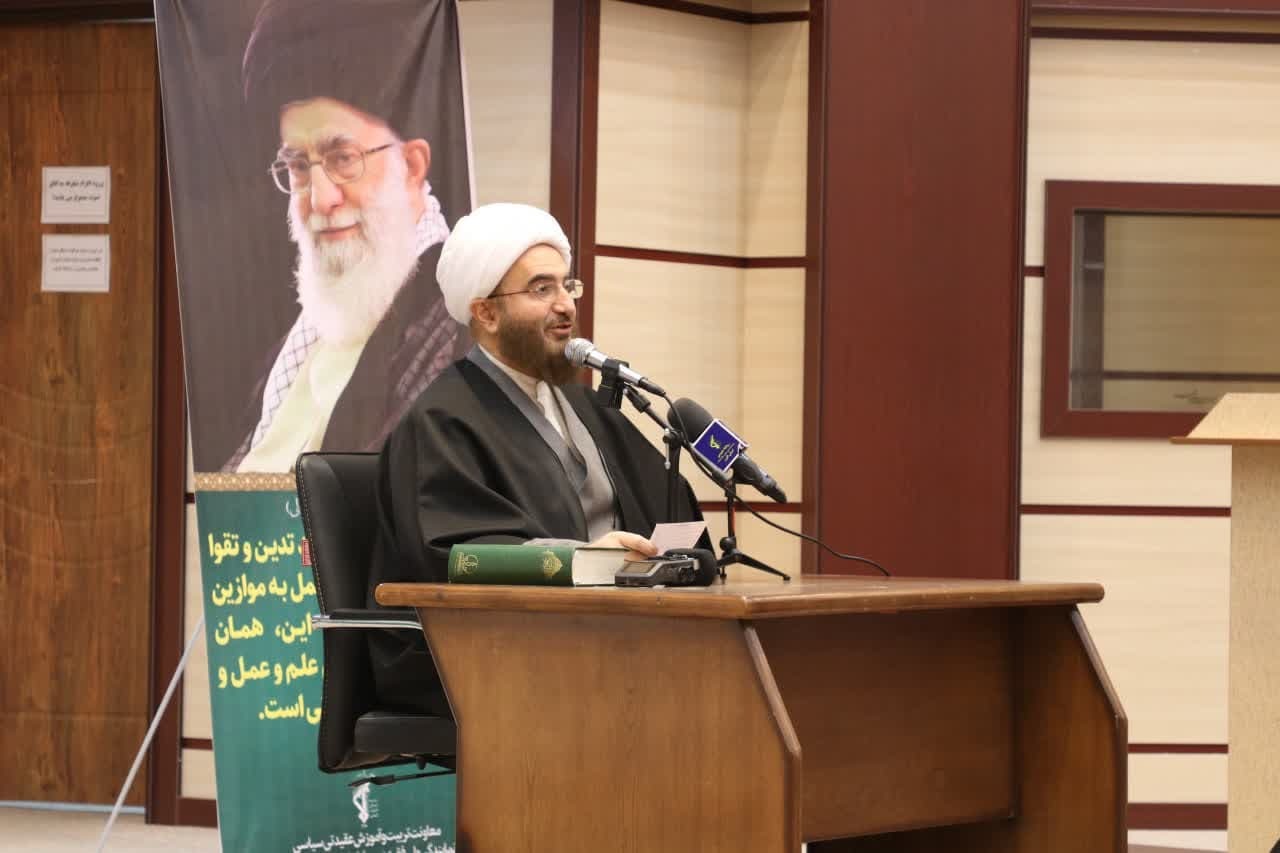 انقلاب اسلامی، جامعه بشریت را وارد روزگار تازه ای کرد