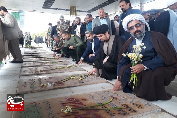 گلزار شهدای شهرستان کازرون گلباران و غبارروبی شد گلزار شهدای شهرستان کازرون گلباران و غبارروبی شد