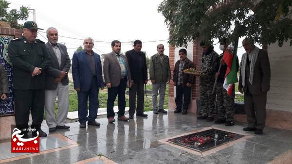 غبار روبی از گلزار شهید ماندنی اکبرپا از شهدای انقلاب در بخش دلوار