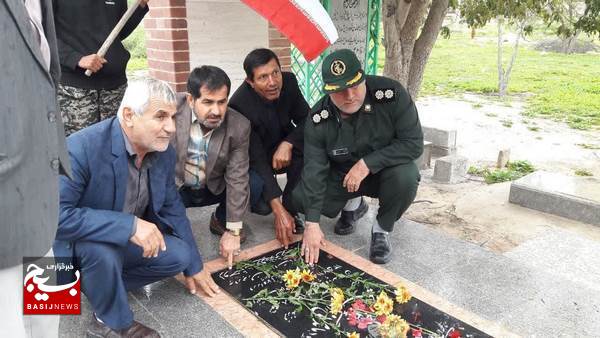 غبار روبی از گلزار شهید ماندنی اکبرپا از شهدای انقلاب در بخش دلوار