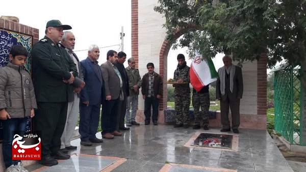 غبار روبی از گلزار شهید ماندنی اکبرپا از شهدای انقلاب در بخش دلوار