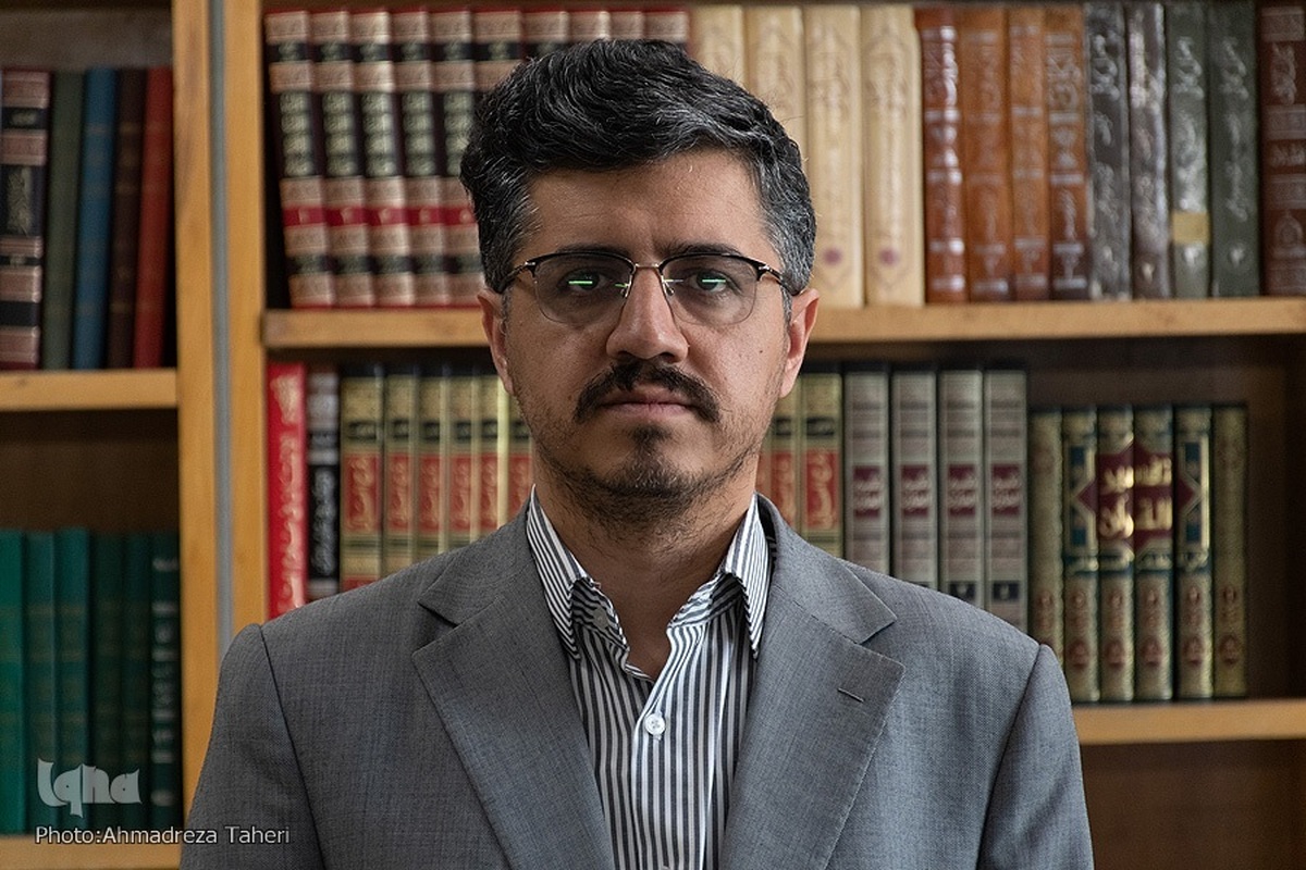 شاخص‌های تربیت پدرانه از منظر قرآن
ایجاد فضای گفت‌وگو با فرزندان، عاطفه و محبت سرشار نسبت به آنها، احترام به رأی و منش فرزندان، حفظ استقلال فرزند، ارائه الگوی عملی برای فرزندان، گفت‌وگوی مستدل با آنها و توجه به ایجاد زمینه‌های رشد و تعالی فرزندان، ویژگی‌های تربیتی مشترکی است که از گزارش‌های قرآن در خصوص نحوه مواجهه پدرانی مانند پیامبران اولوالعزم با فرزندانشان می‌توان به‌دست آورد.