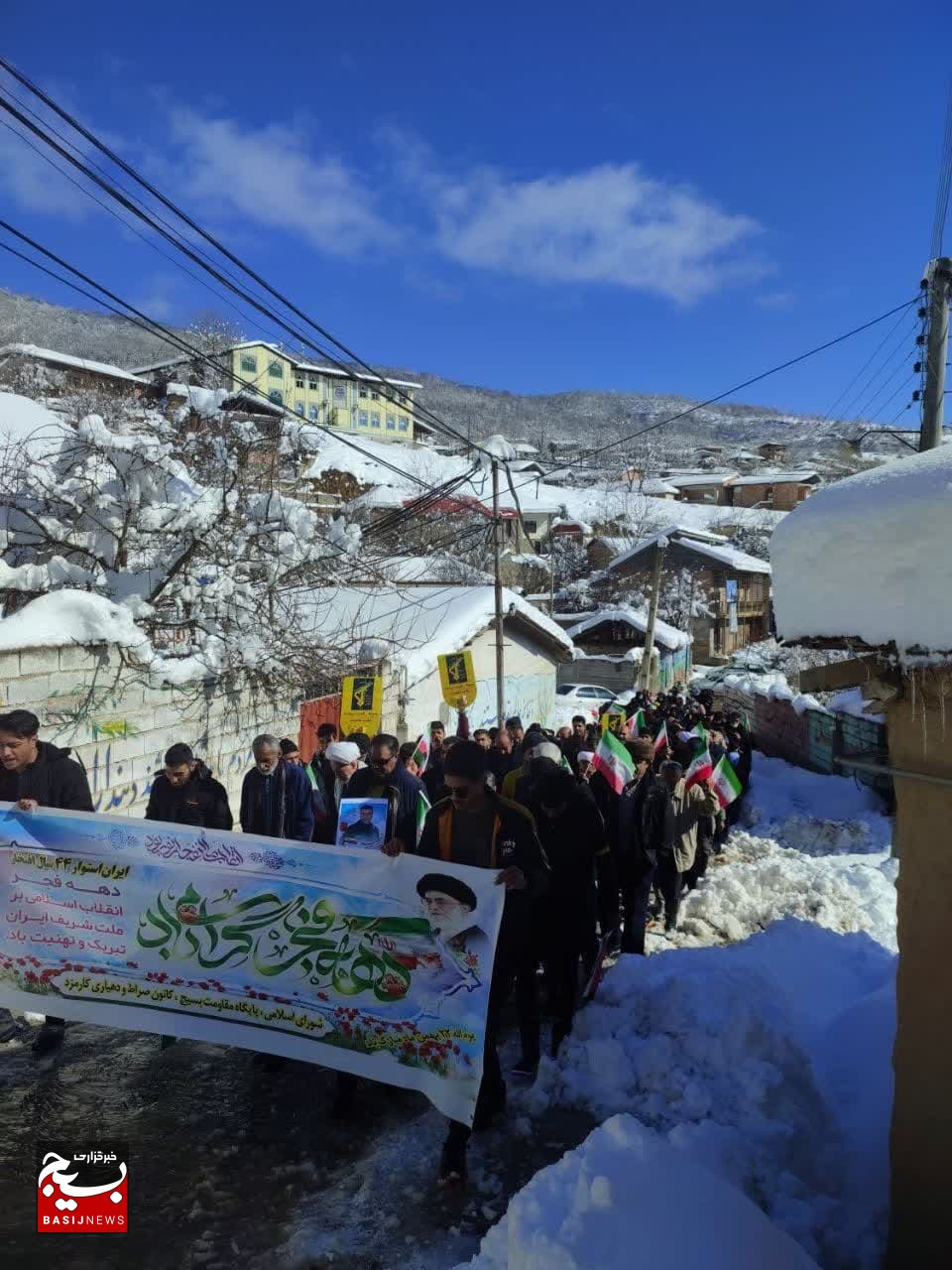 مردم روستای کارمزد، پای کاز نظام و انقلاب را به دنیا نشان دادند