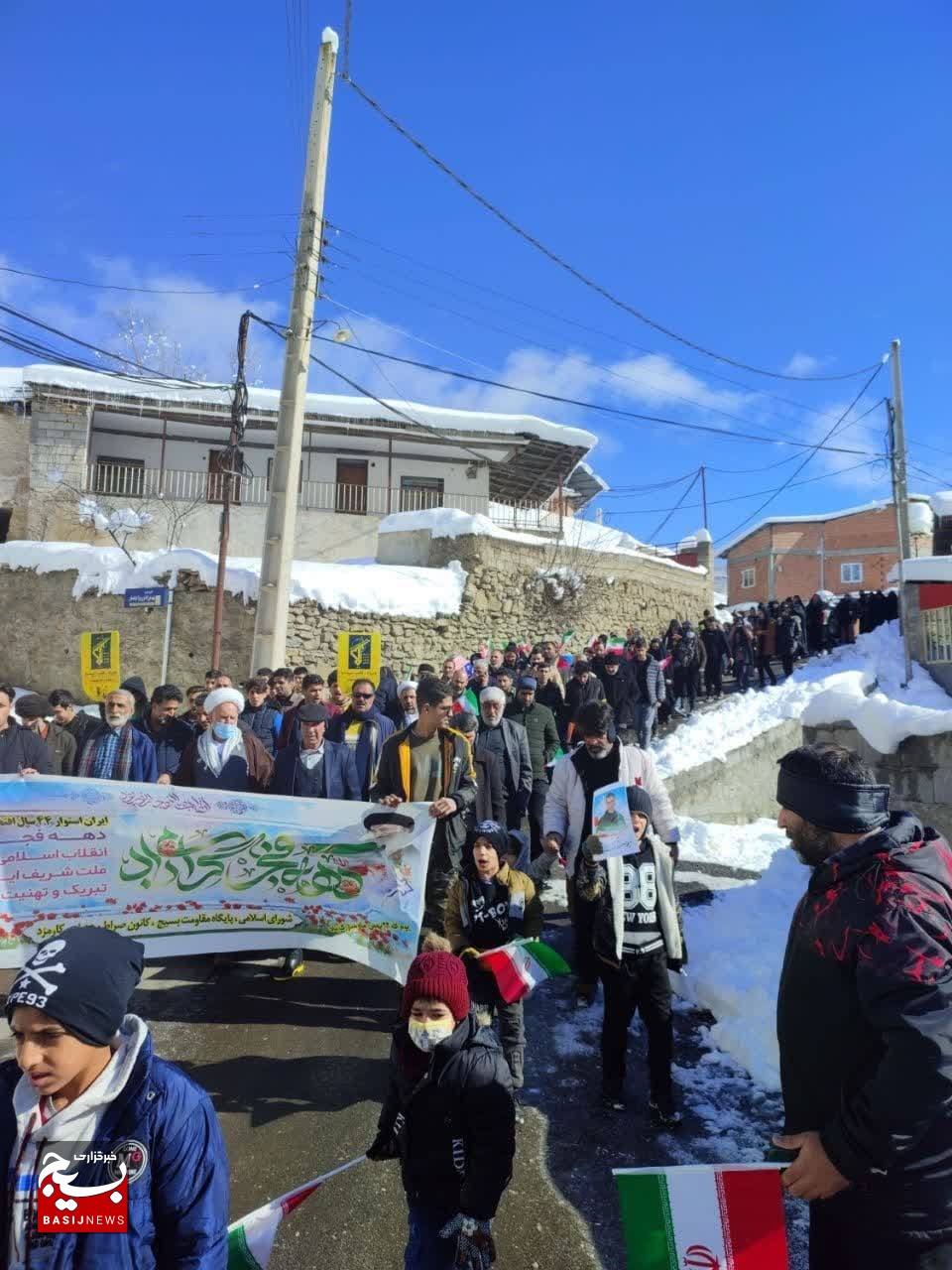 مردم روستای کارمزد، پای کاز نظام و انقلاب را به دنیا نشان دادند