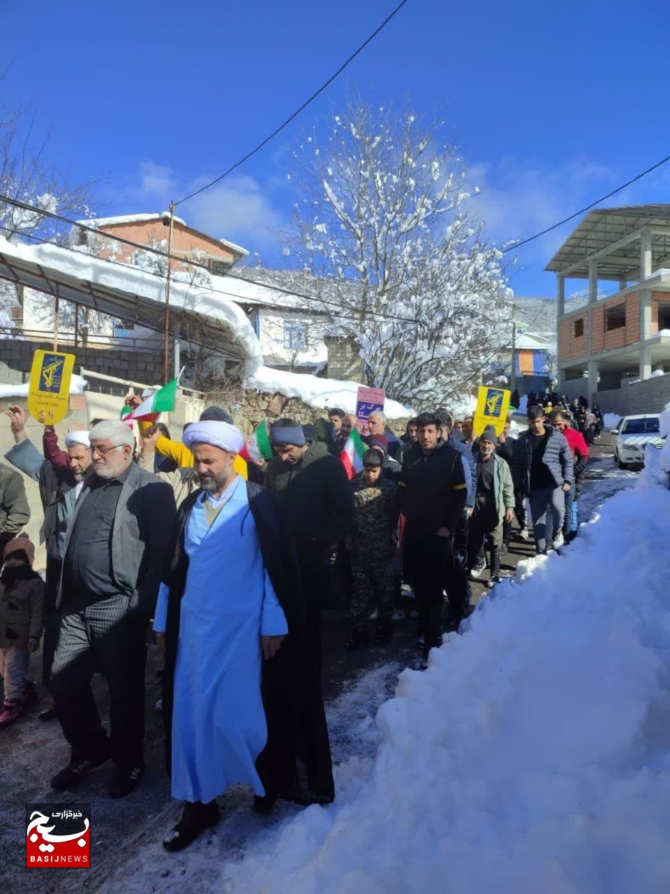 مردم روستای کارمزد، پای کاز نظام و انقلاب را به دنیا نشان دادند