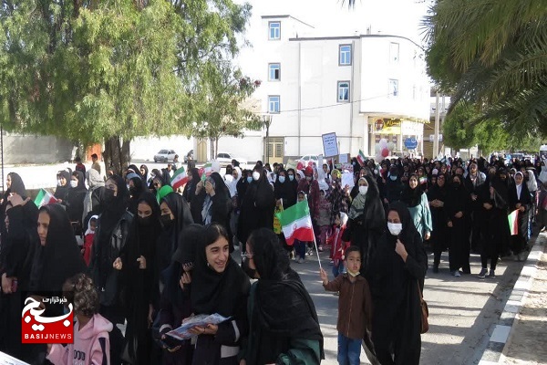 توزیع ۴۴ بسته معیشتی در ششمین مرحله کمک مومنانه سال ۱۴۰۱ شهرستان خنچ/ حضور پرشور مردم در راهپیمایی