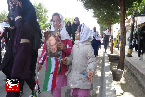 توزیع ۴۴ بسته معیشتی در ششمین مرحله کمک مومنانه سال ۱۴۰۱ شهرستان خنچ/ حضور پرشور مردم در راهپیمایی