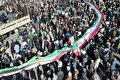 حمل پرچم ۶۰ متری توسط ورزشکاران با لباس‌های ورزشی در طول مسیر راهپیمایی شیراز