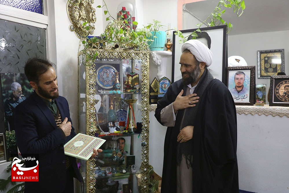 مسئولان سپاه استان قم از خانواده شهید زاهدلویی تقدیر کردند مسئولان سپاه استان قم از خانواده شهید زاهدلویی تقدیر کردند