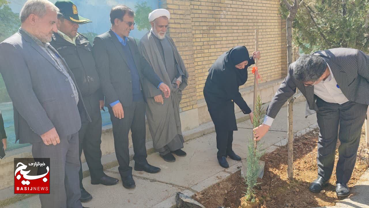 نواخته شدن زنگ درختکاری در دبیرستان ۹ دی یاسوج