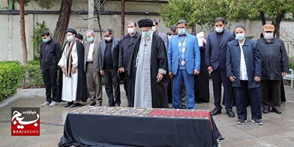 امام خامنه‌ای (مد ظله العالی) بر پیکر مرحوم حسن غفوری‌فرد اقامه نماز کردند