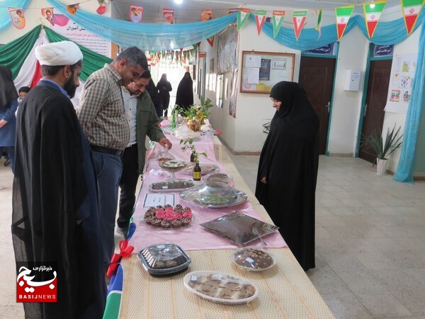 برگزاری جشنواره غذا های بومی و محلی در دبیرستان دخترانه زینبیه شهر دلوار