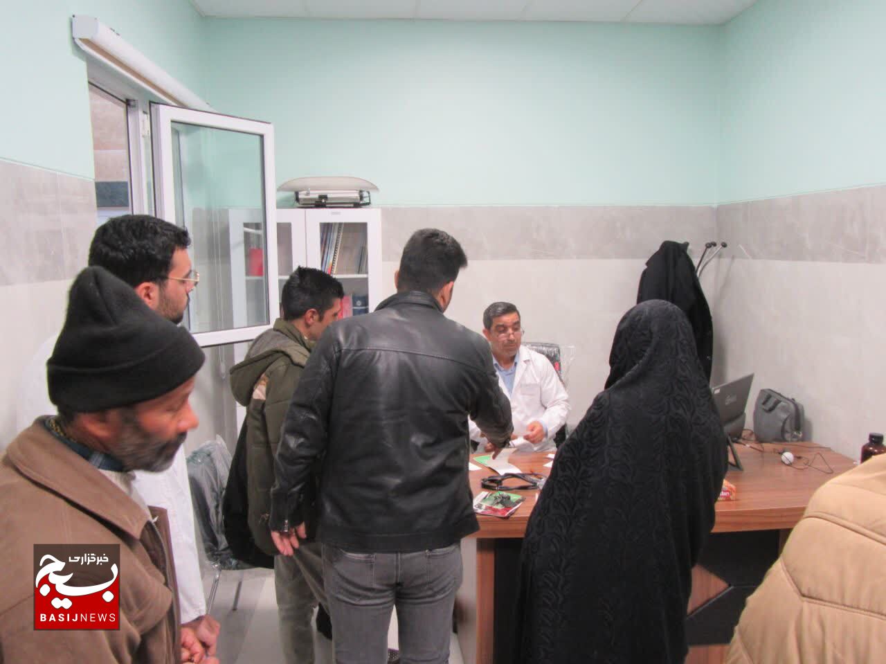 انجام ویزیت رایگان پزشکان جهادی قم در روستاهای محروم شهرستان شازند اراک