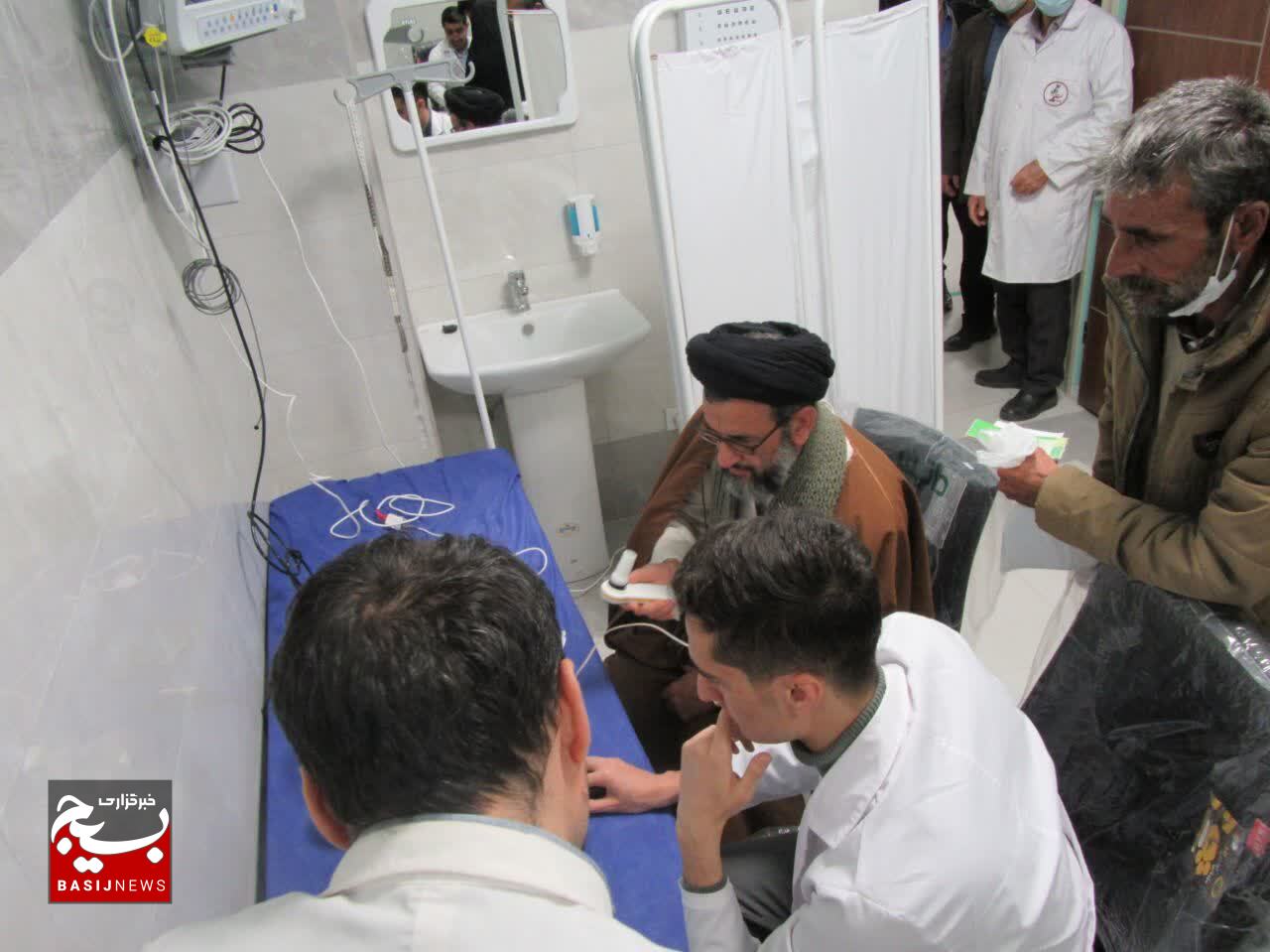 انجام ویزیت رایگان پزشکان جهادی قم در روستاهای محروم شهرستان شازند اراک