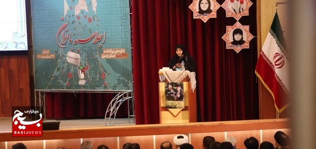 انقلاب اسلامی به زنان هویتی عزتمندانه بخشید
