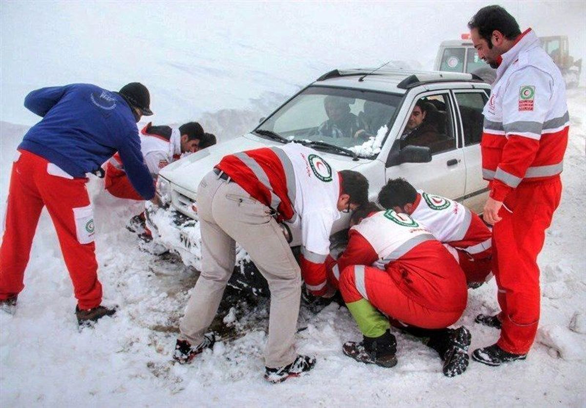 امدادرسانی هلال احمر به بیش از 90 نفر از هموطنان گرفتار در برف و حوادث جاده ای زنجان