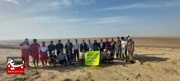 کاشت درخت حرا در ساحل دریا توسط گروه جهادی شهید نامی