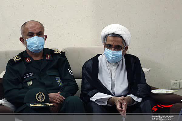 دیدار مسئولین استان بوشهر با سه خانواده شهید روحانی دیدار مسئولین استان بوشهر با سه خانواده شهید روحانی