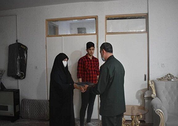 دیدار فرمانده سپاه بیت المقدس کردستان با خانواده شهید شکیبا سلیمی