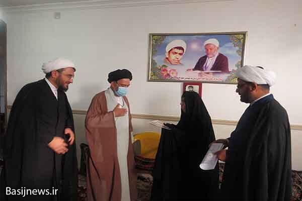 دیدار جمعی از مسئولین سپاه شهرستان دیّر با خانواده شهدای روحانی دیدار جمعی از مسئولین سپاه شهرستان دیّر با خانواده شهدای روحانی