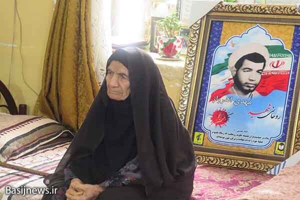دیدار جمعی از مسئولین سپاه شهرستان دیّر با خانواده شهدای روحانی دیدار جمعی از مسئولین سپاه شهرستان دیّر با خانواده شهدای روحانی