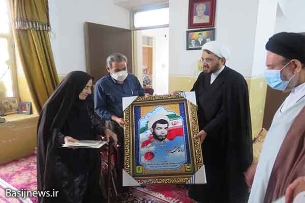 دیدار جمعی از مسئولین سپاه شهرستان دیّر با خانواده شهدای روحانی دیدار جمعی از مسئولین سپاه شهرستان دیّر با خانواده شهدای روحانی