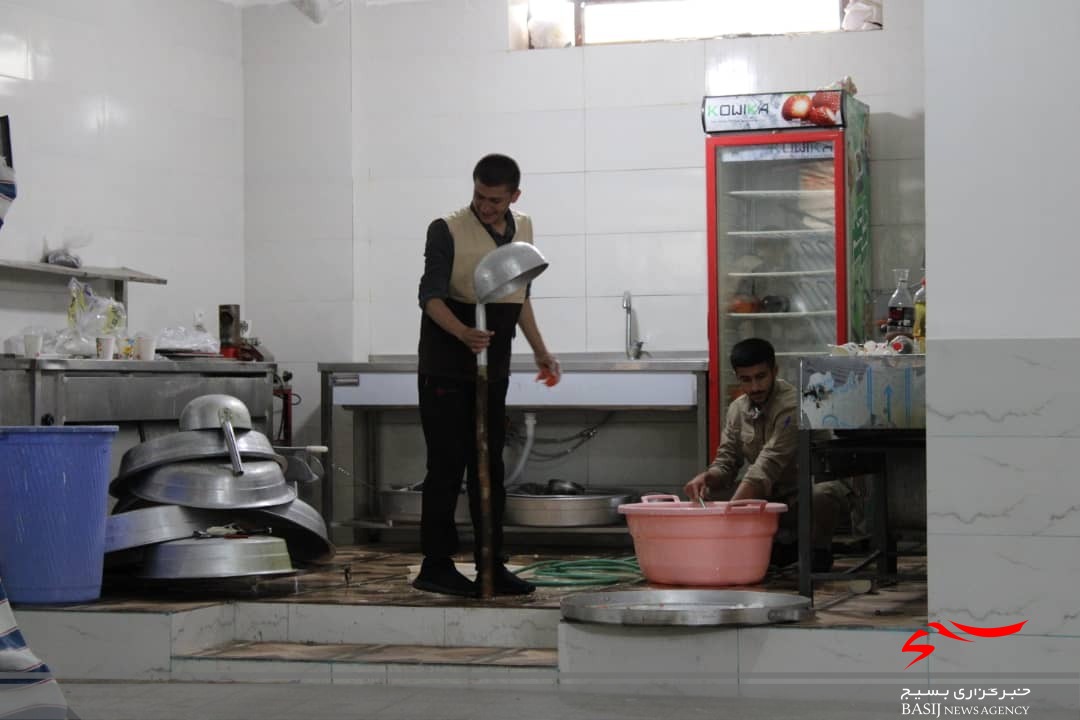 طبخ و توزیع 350 پرس غذای گرم بین گروه های جهادی فاطمی در یاسوج