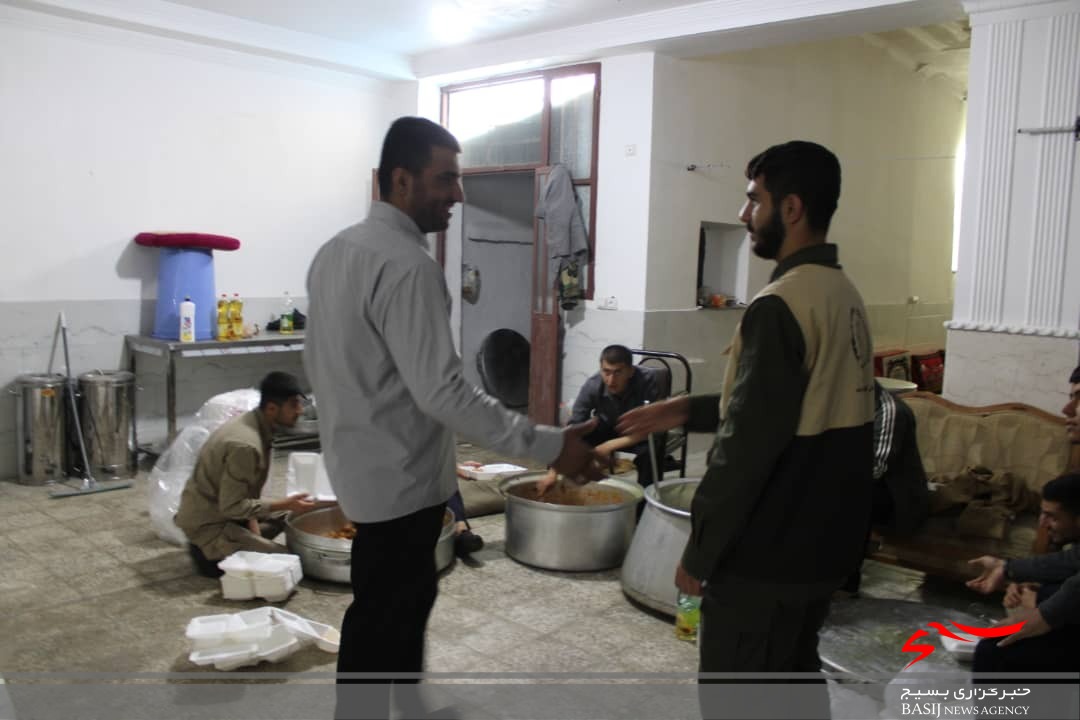 طبخ و توزیع 350 پرس غذای گرم بین گروه های جهادی فاطمی در یاسوج