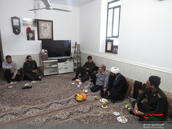 دیدار با خانواده معلم شهید خضر نامور در هفته عقیدتی سیاسی