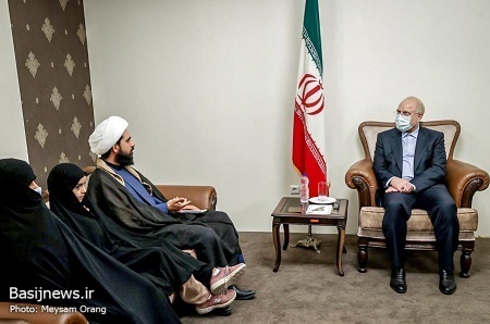دیدار رئیس مجلس با خانواده شهدای روحانی حادثه تروریستی حرم مطهر رضوی
