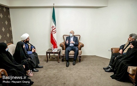 دیدار رئیس مجلس با خانواده شهدای روحانی حادثه تروریستی حرم مطهر رضوی