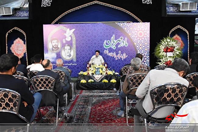 مراسم بزرگداشت مادر شهیدان «صنیع‌خانی» در حسینیه شهدای پانزده خرداد قم برگزار شد+ تصاویر