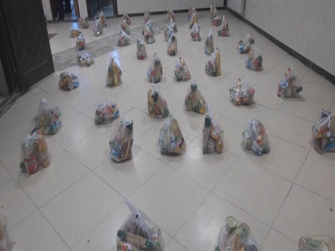 بسیج اصناف در کنار نیازمندان / توزیع 100 بسته معیشتی به مناسب شب های قدر در پارس آباد