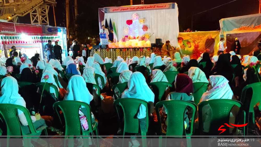 جشن کارت صد آفرین ویژه دانش آموزان دختر روزه اولی در نمایشگاه بهار ضیافت برگزار شد