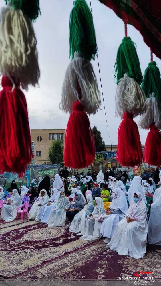 جشن کارت صد آفرین ویژه دانش آموزان دختر روزه اولی در نمایشگاه بهار ضیافت برگزار شد
