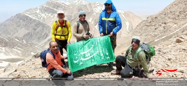 کوهنوردان سپاه امام صادق علیه السلام بر فراز قله دنا