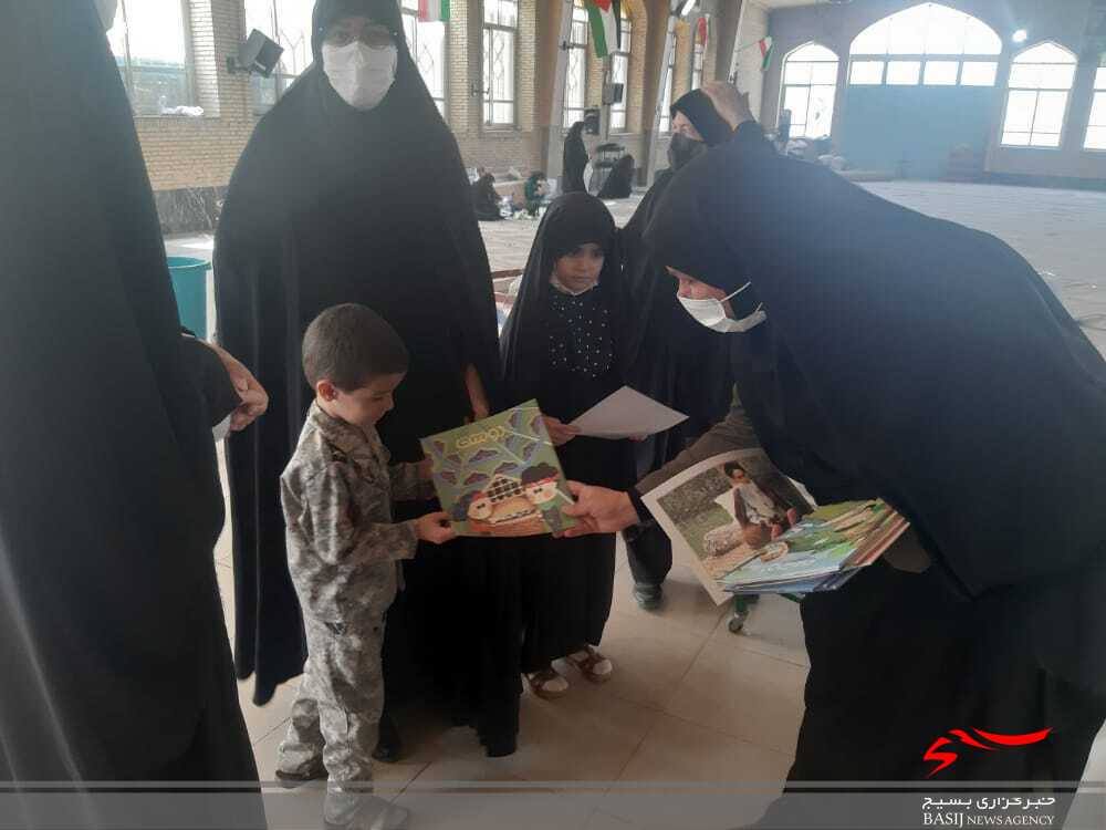 توزیع بسته های فرهنگی به مناسبت سالروز ارتحال امام خمینی (ره ) در یاسوج