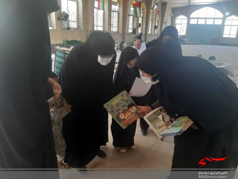 توزیع بسته های فرهنگی به مناسبت سالروز ارتحال امام خمینی (ره ) در یاسوج