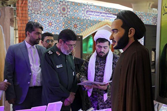 بازدید سردار رمضان شرف از نمایشگاه «ردای سرخ»