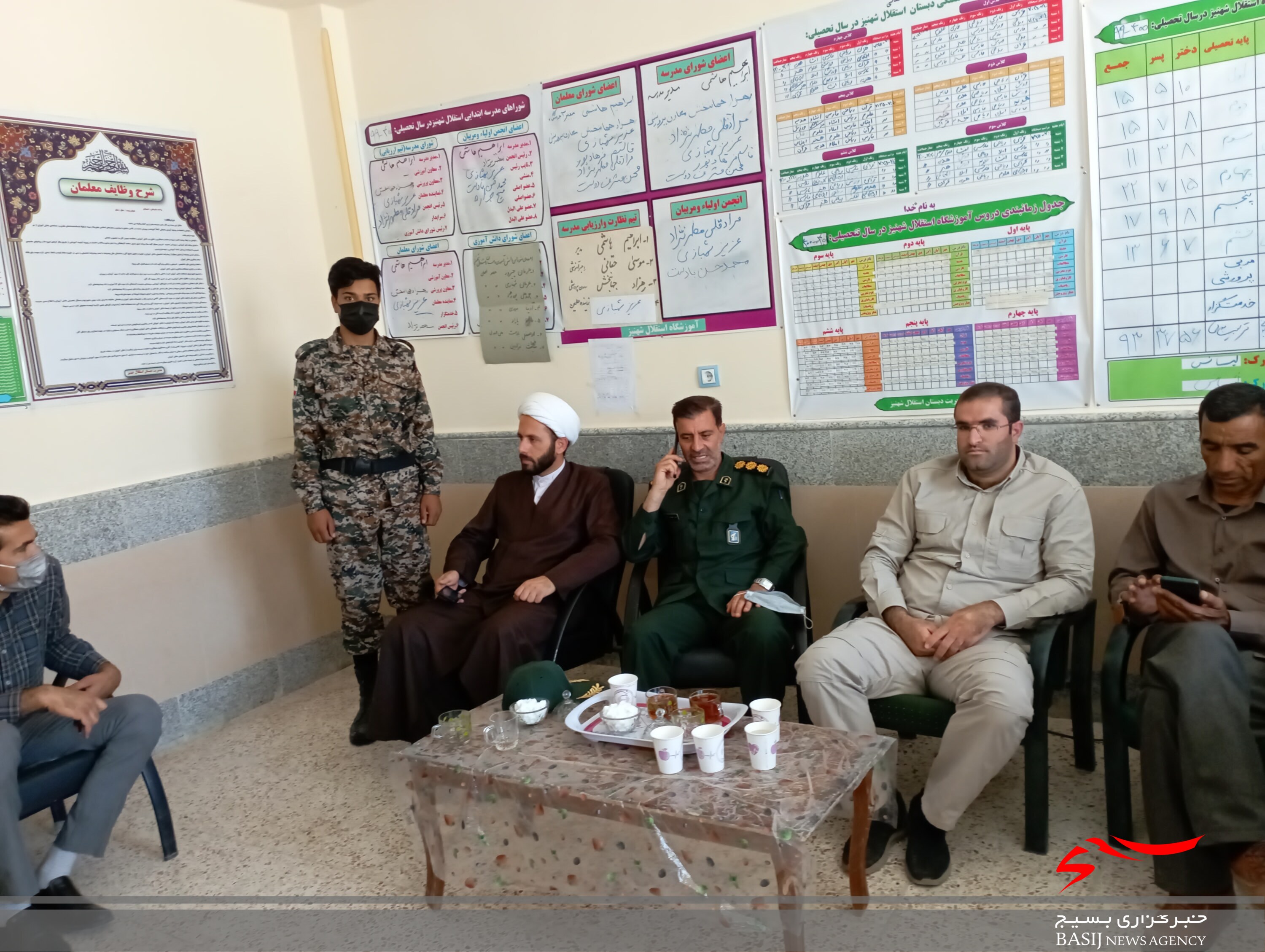 برگزاری میز خدمت جهادی در روستای شهنیز شهرستان مارگون/ از  ارایه خدمات رایگان پزشکی تا توزیع بسته های معیشتی