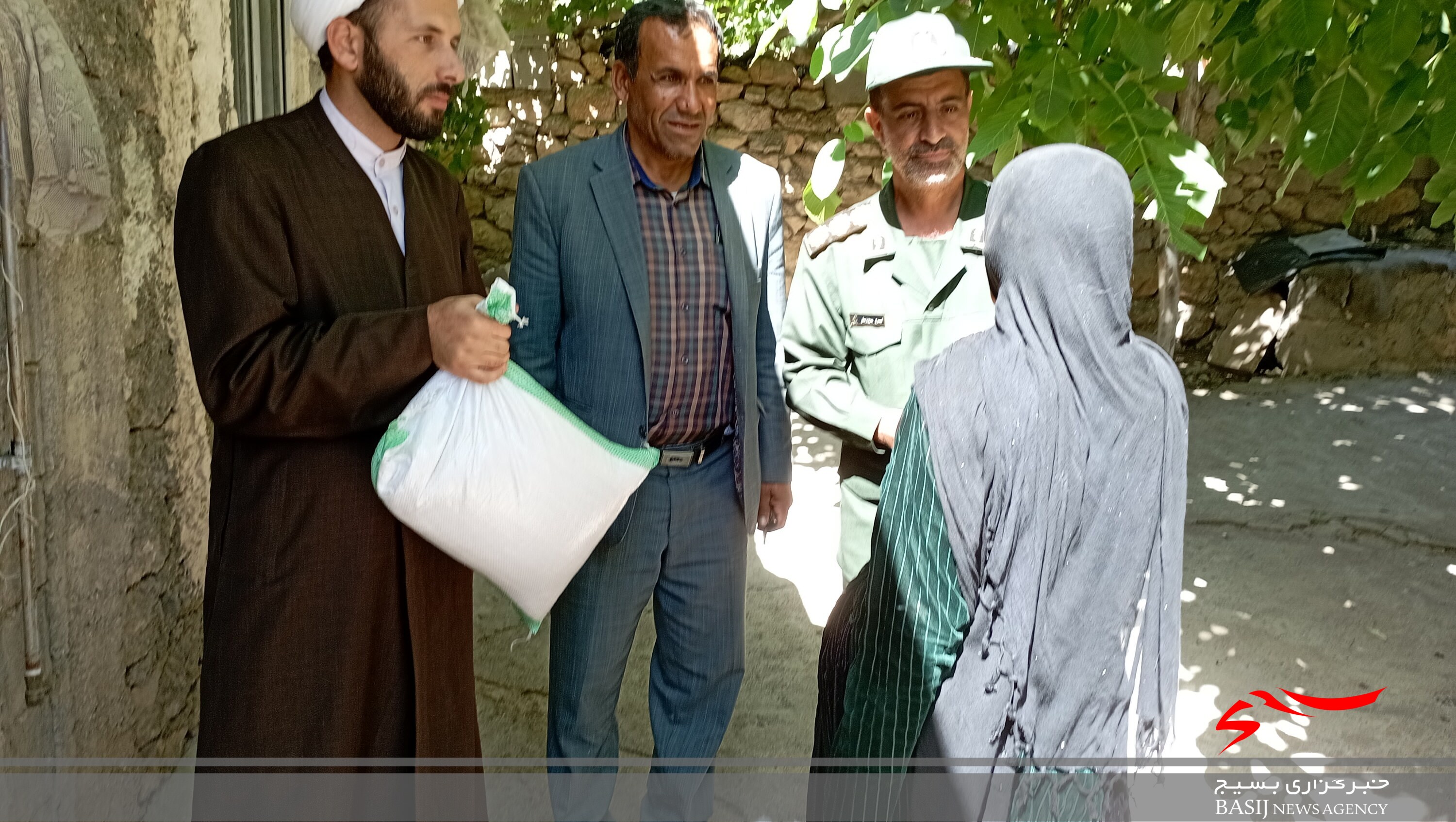 برگزاری میز خدمت جهادی در روستای شهنیز شهرستان مارگون/ از  ارایه خدمات رایگان پزشکی تا توزیع بسته های معیشتی