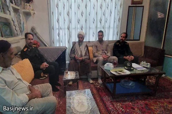دیدار جمعی از مسئولین نهاوند با خانواده شهدا+تصاویر