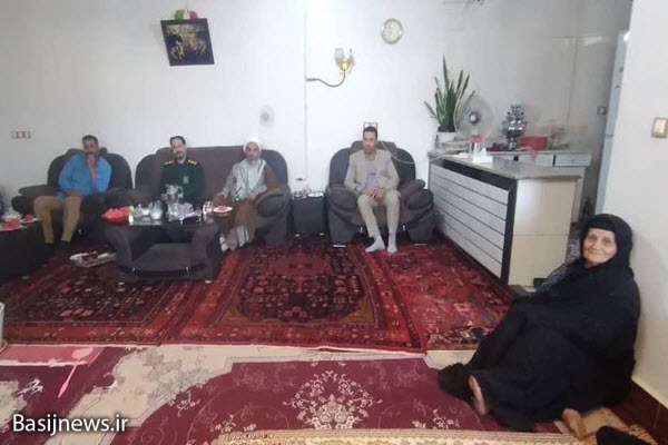دیدار جمعی از مسئولین نهاوند با خانواده شهدا+تصاویر