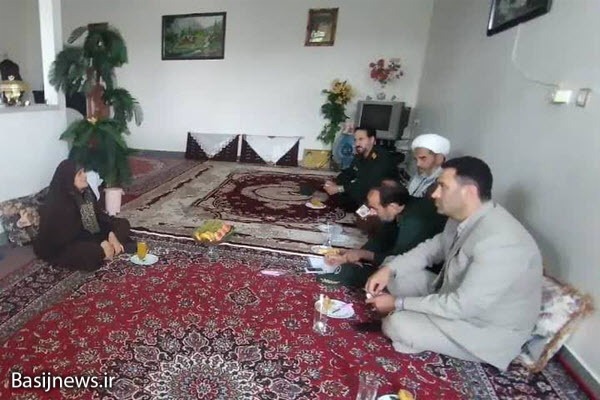 دیدار جمعی از مسئولین نهاوند با خانواده شهدا+تصاویر