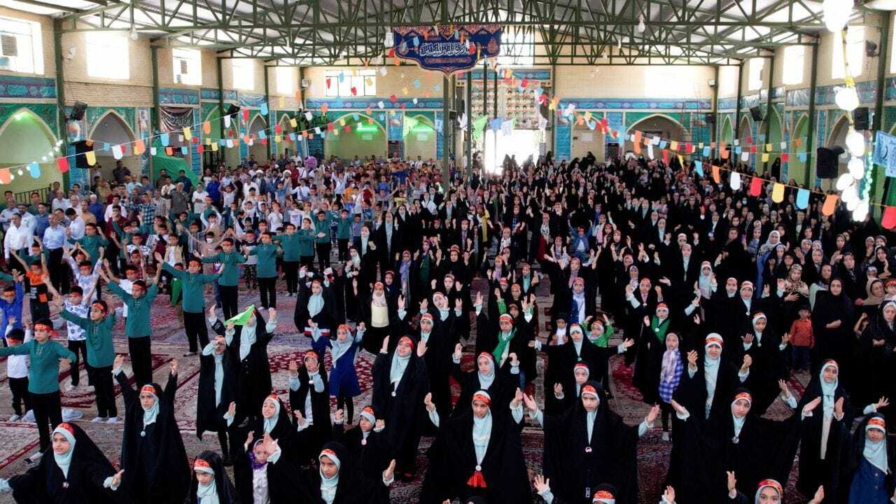 نماهنگ «نسل حیدر» با حضور یک‌هزار و ۴۰۰ دهه نودی در مهریز اجرا شد