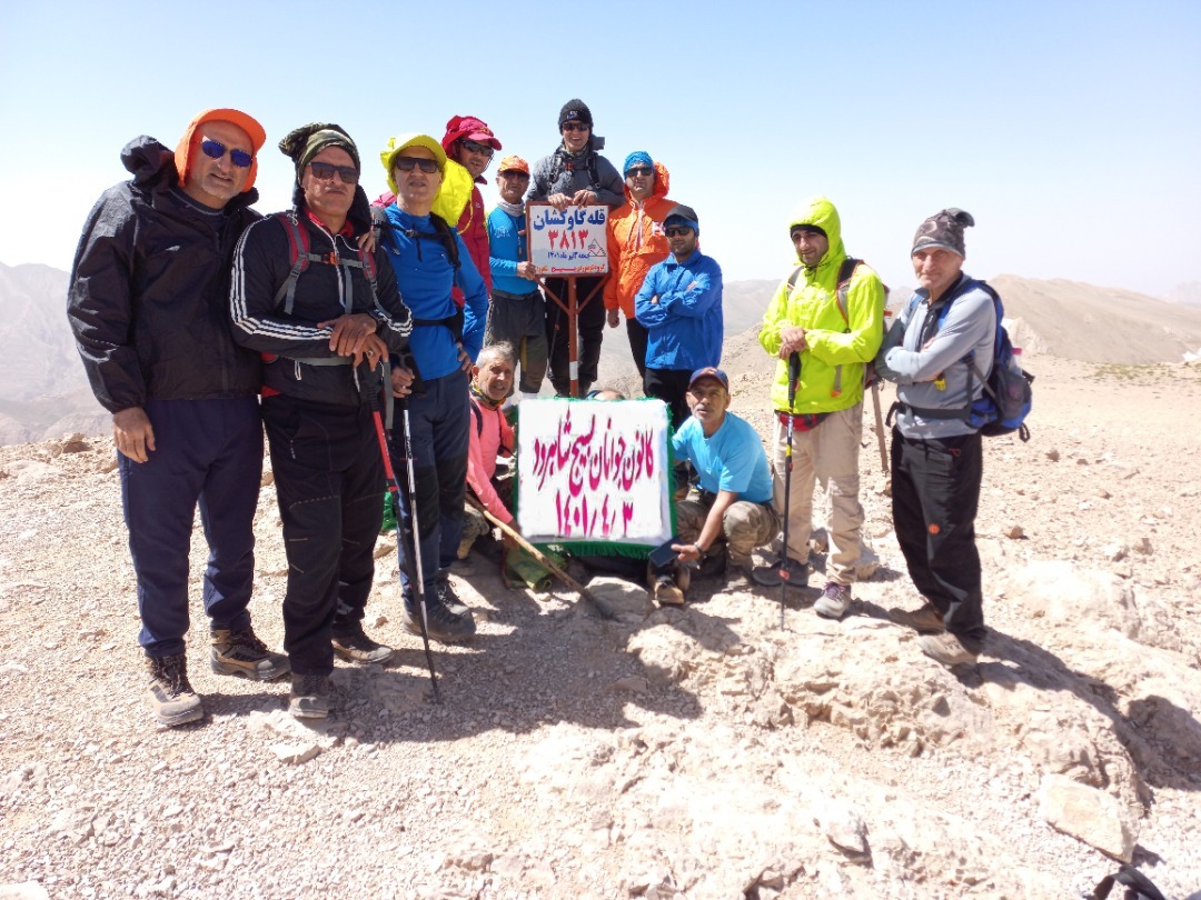 صعود کوهنوردان بسیجی شاهرود به قله گاوکشان استان گلستان