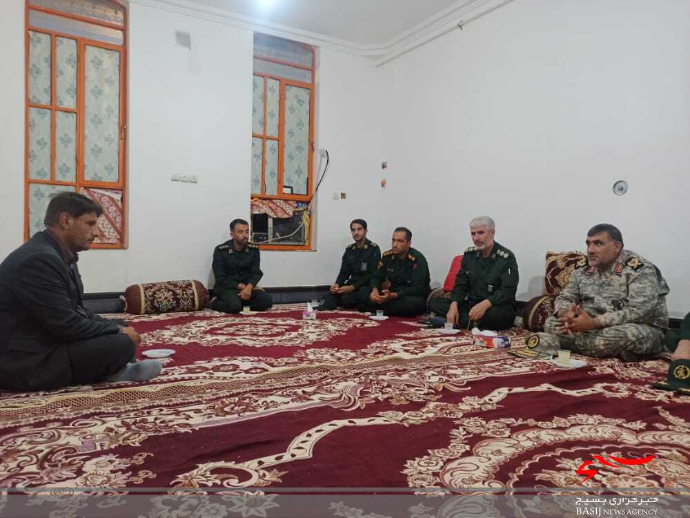 دیدار فرمانده تیپ ۴۸ فتح با سه خانواده شهید شهرستان چرام