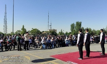 راهپیمایی بزرگ خانوادگی مردم در توچال تهران به مناسبت دهه امامت و ولایت